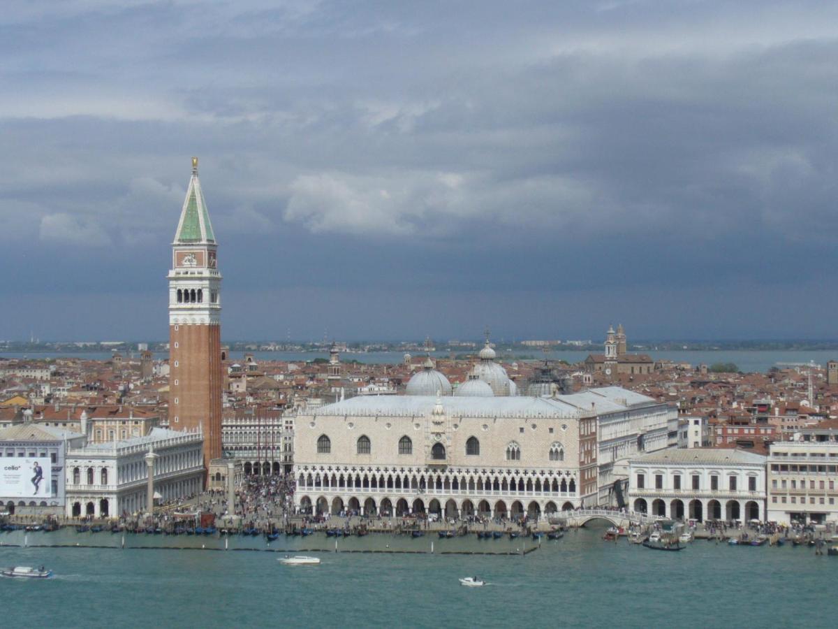 Raggio Di Sole Dietro Piazza San Marco Venedig Exterior foto